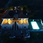 Casantilvia Heated Pool Paradise Апартаменты *